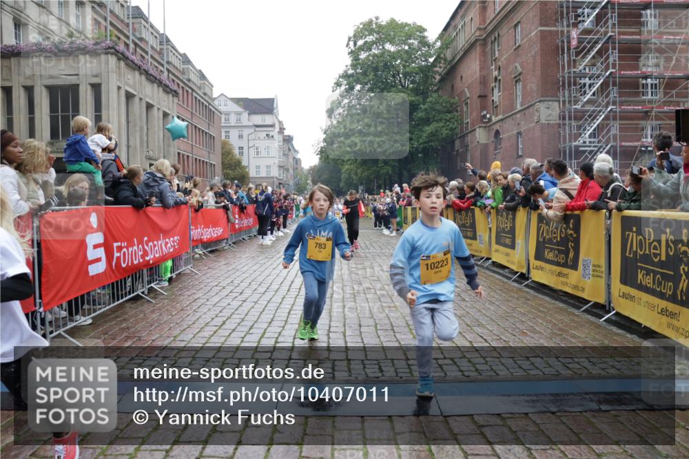 13.09.2026 - Kiel Lauf Yannick Fuchs http://msf.ph/oto/10407011 13.09.2026 08:59:55 Ziel 28, 780, 1871, 2789, 2918, 3545, 3568, 3865, 3867, 6271, 7624, 8673, 9036, 9939, 12298, 125, 533, 579, 621, 1413, 1549, 1792, 2342, 2906, 2962, 3165, 3537, 3803, 3890, 3958, 4426, 4481, 4498, 4886, 5016, 5131, 5590, 6943, 6944, 7320, 7337, 7371, 7396, 7401, 7919, 7981, 8069, 8153, 8530, 8932, 9151, 9293, 9358, 9370, 9394, 10665, 10723, 11189, 11364, 11395, 11570, 11617, 11980, 12004, 12298, 12329, 12383, 12586, 783, 1538, 4001, 4793, 4821, 7746, 9003, 9421, 9520, 10083 meine-sportfotos.de