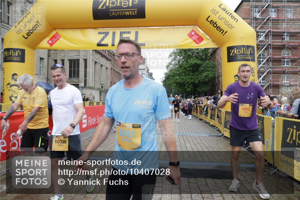 13.09.2026 - Kiel Lauf Yannick Fuchs http://msf.ph/oto/10407028 13.09.2026 10:33:25 Ziel 813, 864, 1331, 1525, 1979, 2824, 3991, 4929, 5197, 5274, 5907, 6537, 6775, 7709, 9411, 9891, 9975, 10331, 10448, 11063, 12339, 32, 1327, 1467, 3327, 3997, 5907, 6988, 7030, 8280, 9222, 9879, 10181, 10552, 10773, 11754, 12277, 435, 446, 1958, 2073, 2775, 3323, 3799, 3924, 4776, 5961, 6080, 6569, 6973, 7372, 8225, 8641, 8896, 8938, 8940, 10984, 11289, 11707, 12729, 32, 342, 3327, 4393, 4963, 6337, 7471, 7650, 9879, 10338, 11597 meine-sportfotos.de