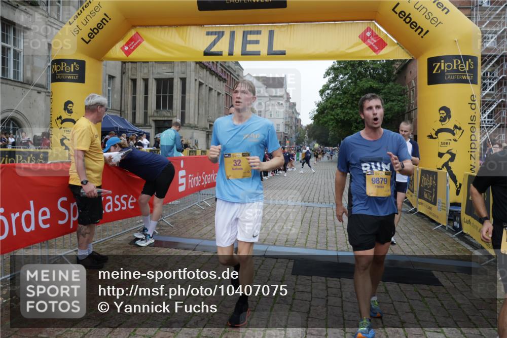 13.09.2026 - Kiel Lauf Yannick Fuchs http://msf.ph/oto/10407075 13.09.2026 10:33:30 Ziel 813, 1331, 1958, 1979, 2775, 5961, 6080, 6775, 8641, 8938, 8940, 10331, 11063, 864, 1327, 1525, 2824, 3991, 3997, 4929, 5197, 5274, 5907, 6537, 6988, 7030, 7709, 8280, 9411, 9891, 9975, 10181, 10448, 10552, 10773, 11754, 12277, 12339, 115, 435, 446, 908, 2073, 2285, 3323, 3799, 3924, 4300, 4776, 5160, 6569, 6973, 7372, 8225, 8362, 8896, 10984, 11289, 11604, 11707, 12729, 32, 1467, 3327, 9222, 9879 meine-sportfotos.de