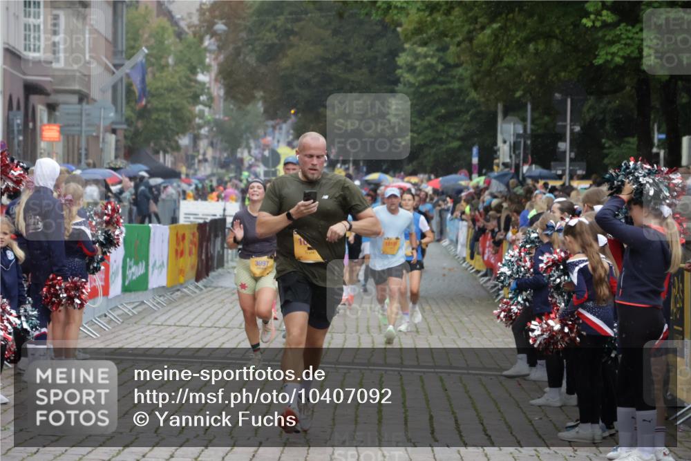 13.09.2026 - Kiel Lauf Yannick Fuchs http://msf.ph/oto/10407092 13.09.2026 10:33:36 Ziel 435, 446, 813, 1958, 2073, 2775, 3323, 3799, 3924, 5961, 6080, 6569, 6775, 6973, 8225, 8641, 8938, 8940, 10984, 11289, 12729, 864, 1327, 1331, 1525, 1979, 2824, 3991, 3997, 4929, 5197, 5274, 5907, 6537, 6775, 6988, 7030, 7709, 8280, 9411, 9891, 9975, 10181, 10331, 10448, 10552, 10773, 11063, 11754, 12277, 12339, 115, 908, 965, 1730, 2285, 4300, 4739, 4776, 5160, 7372, 7925, 8362, 8896, 9081, 11591, 11604, 11707, 1467, 9222 meine-sportfotos.de