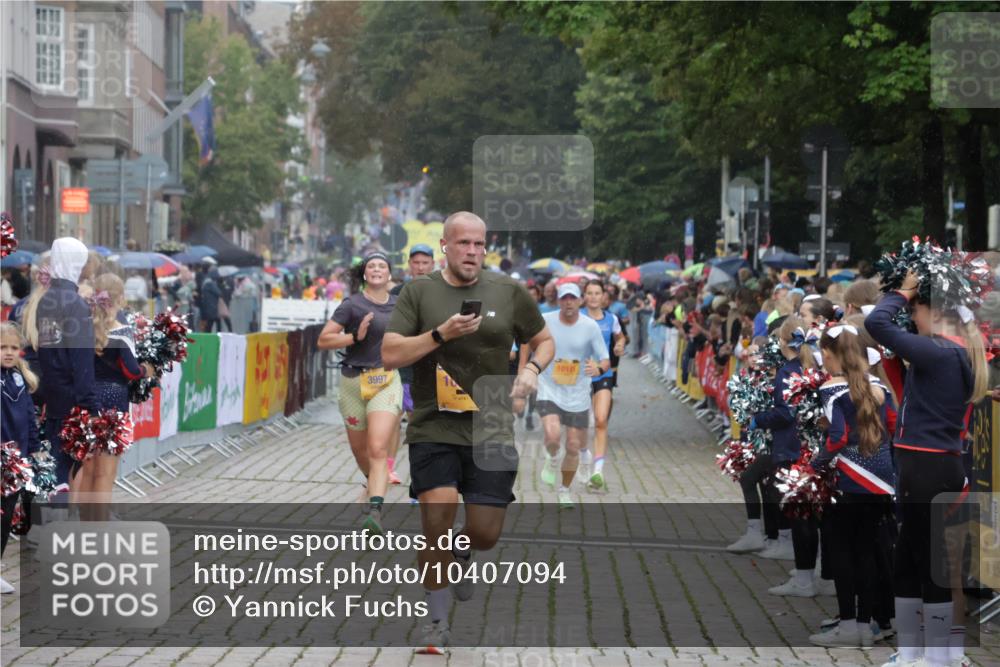 13.09.2026 - Kiel Lauf Yannick Fuchs http://msf.ph/oto/10407094 13.09.2026 10:33:36 Ziel 435, 446, 813, 1958, 2073, 2775, 3323, 3799, 3924, 5961, 6080, 6569, 6775, 6973, 8225, 8641, 8938, 8940, 10984, 11289, 12729, 864, 1327, 1331, 1525, 1979, 2824, 3991, 3997, 4929, 5197, 5274, 5907, 6537, 6775, 6988, 7030, 7709, 8280, 9411, 9891, 9975, 10181, 10331, 10448, 10552, 10773, 11063, 11754, 12277, 12339, 115, 908, 965, 1730, 2285, 4300, 4739, 4776, 5160, 7372, 7925, 8362, 8896, 9081, 11591, 11604, 11707, 1467, 9222 meine-sportfotos.de