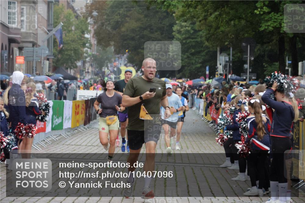 13.09.2026 - Kiel Lauf Yannick Fuchs http://msf.ph/oto/10407096 13.09.2026 10:33:37 Ziel 435, 446, 813, 1958, 2073, 2775, 3323, 3799, 3924, 4776, 5961, 6080, 6569, 6973, 7372, 8225, 8641, 8938, 8940, 10984, 11289, 11707, 12729, 864, 1327, 1331, 1525, 1979, 2824, 3991, 3997, 4929, 5197, 5274, 5907, 6537, 6775, 6988, 7030, 7709, 8280, 9411, 9891, 9975, 10181, 10331, 10448, 10552, 10773, 11063, 11754, 12277, 12339, 115, 908, 965, 1730, 2285, 4300, 4739, 5160, 7925, 8362, 8896, 9081, 10179, 11591, 11604 meine-sportfotos.de