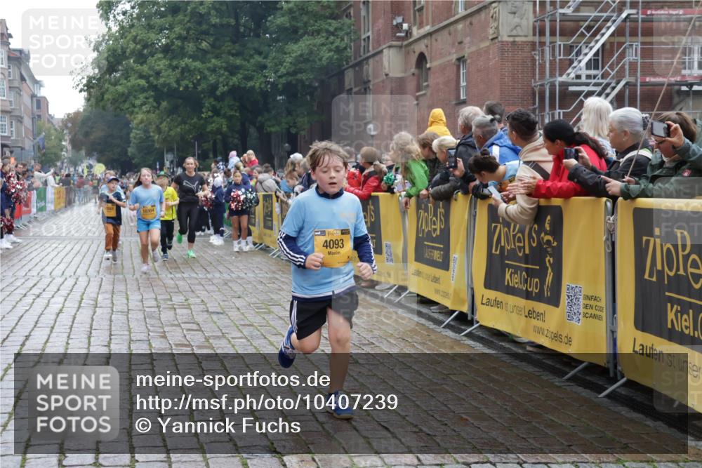 13.09.2026 - Kiel Lauf Yannick Fuchs http://msf.ph/oto/10407239 13.09.2026 09:00:13 Ziel 65, 783, 1538, 2513, 4001, 4661, 4793, 4821, 9003, 9421, 9520, 10083, 10223, 12137, 12662, 28, 533, 621, 780, 1871, 2789, 2906, 2918, 2962, 3545, 3568, 3865, 3867, 6271, 7624, 7746, 7919, 8673, 8692, 8932, 9036, 9151, 9939, 11980, 12298, 12329, 12371, 897, 1284, 2894, 3549, 4093, 6258, 6487, 6606, 6808, 10304, 10592, 11727, 12051, 579, 3537, 3890, 4481, 8530, 8932, 9151, 9370, 9394, 11364, 11570, 11980, 12329, 12586 meine-sportfotos.de