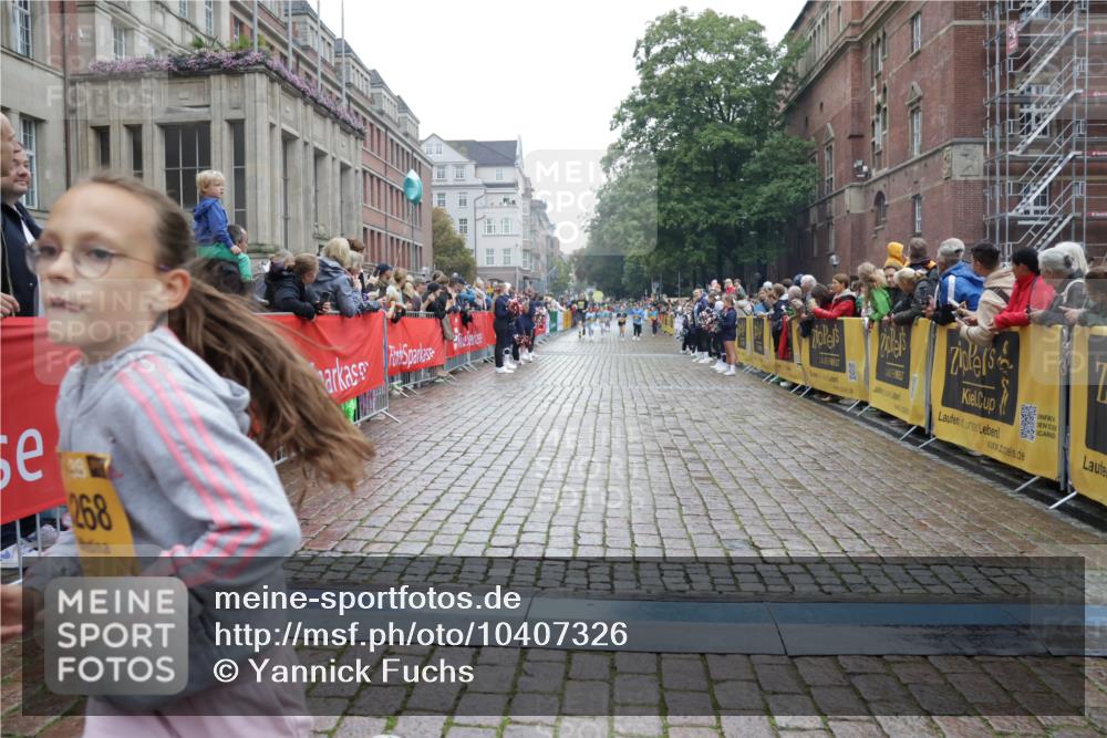 13.09.2026 - Kiel Lauf Yannick Fuchs http://msf.ph/oto/10407326 13.09.2026 09:00:23 Ziel 65, 897, 1284, 1538, 2513, 2894, 3549, 4661, 4821, 6258, 6487, 6606, 6808, 10592, 11727, 12051, 12662, 780, 783, 1538, 1871, 2789, 2918, 3545, 3568, 4001, 4793, 6271, 7624, 7746, 8692, 9003, 9421, 9520, 10083, 10223, 12137, 12371, 282, 1446, 3268, 4093, 10304, 10561, 10562, 28, 533, 621, 2906, 2962, 3865, 3867, 7919, 8673, 9036, 9939, 12298 meine-sportfotos.de