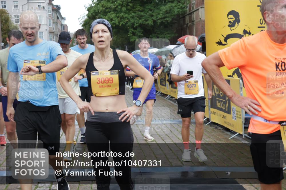 13.09.2026 - Kiel Lauf Yannick Fuchs http://msf.ph/oto/10407331 13.09.2026 10:34:41 Ziel 1307, 1667, 2044, 2432, 2449, 3180, 3864, 4351, 4608, 4735, 5576, 6225, 6260, 6941, 7672, 7928, 8480, 8746, 9276, 9389, 10549, 10904, 10905, 11374, 93, 244, 1086, 1299, 1668, 2009, 2094, 2465, 3384, 4351, 4466, 4679, 4723, 4735, 4820, 5125, 5165, 5737, 5996, 6344, 7387, 7932, 7933, 8646, 9788, 10893, 11002, 11153, 12020, 12070, 12120, 2268, 3470, 3547, 3603, 5218, 7006, 7273, 7960, 8195, 9988, 10361, 1299, 2009, 3099, 3395, 5175, 7378 meine-sportfotos.de