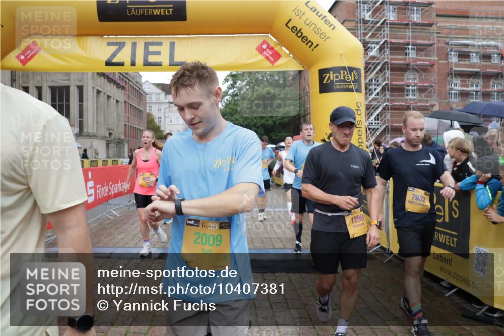 13.09.2026 - Kiel Lauf Yannick Fuchs http://msf.ph/oto/10407381 13.09.2026 10:34:48 Ziel 1307, 1667, 2432, 2449, 3547, 5218, 5576, 6225, 6941, 7006, 7273, 7672, 8195, 8746, 9276, 9389, 11163, 11374, 93, 244, 1086, 1668, 2044, 2094, 2465, 3180, 3384, 3864, 4351, 4466, 4608, 4723, 4735, 4820, 5125, 5165, 5737, 5996, 6260, 6344, 7387, 7928, 7933, 8480, 8646, 9788, 10549, 10893, 10904, 10905, 11153, 11374, 12020, 12070, 1640, 2268, 3400, 3470, 3603, 4028, 4449, 5247, 6578, 7960, 9220, 9541, 9853, 9988, 10065, 10361, 10676, 12095, 1299, 2009 meine-sportfotos.de