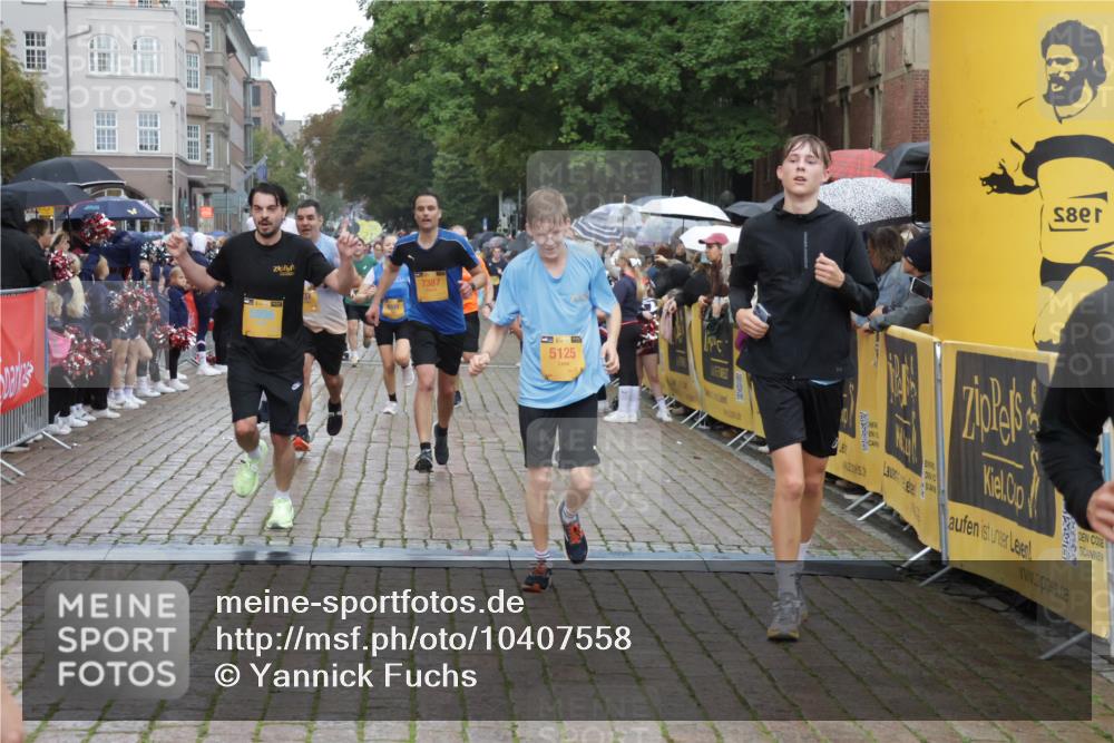 13.09.2026 - Kiel Lauf Yannick Fuchs http://msf.ph/oto/10407558 13.09.2026 10:35:03 Ziel 1640, 2268, 3400, 3470, 3603, 4028, 4449, 5247, 6578, 7960, 9220, 9541, 9853, 9988, 10065, 10361, 10676, 12095, 1307, 1667, 2044, 2432, 2449, 2465, 3180, 3547, 3864, 4351, 4608, 4723, 4735, 5125, 5218, 5576, 5737, 5996, 6225, 6260, 6941, 7006, 7273, 7387, 7672, 7928, 8195, 8480, 8746, 9276, 9389, 10549, 10904, 10905, 11163, 11374, 400, 1784, 2390, 2687, 4022, 4951, 5293, 5386, 6603, 7971, 8164, 8266, 8750, 9261, 9264, 10475, 11368, 11568, 11758, 93, 4351, 4735 meine-sportfotos.de