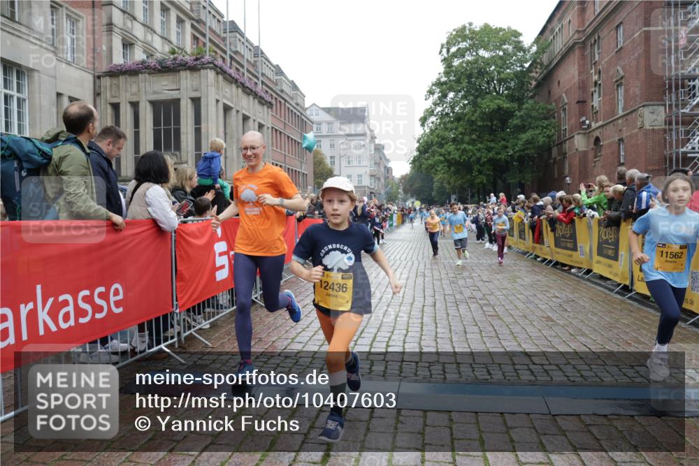 13.09.2026 - Kiel Lauf Yannick Fuchs http://msf.ph/oto/10407603 13.09.2026 09:01:07 Ziel 1662, 7982, 9503, 12506, 282, 1446, 3135, 3268, 3611, 6561, 7487, 7991, 10304, 10561, 10562, 10636, 11425, 300, 1794, 2553, 3578, 4784, 6257, 7613, 8614, 8691, 11562, 11901, 12436, 897, 4093, 6487, 10304, 10561, 10562 meine-sportfotos.de