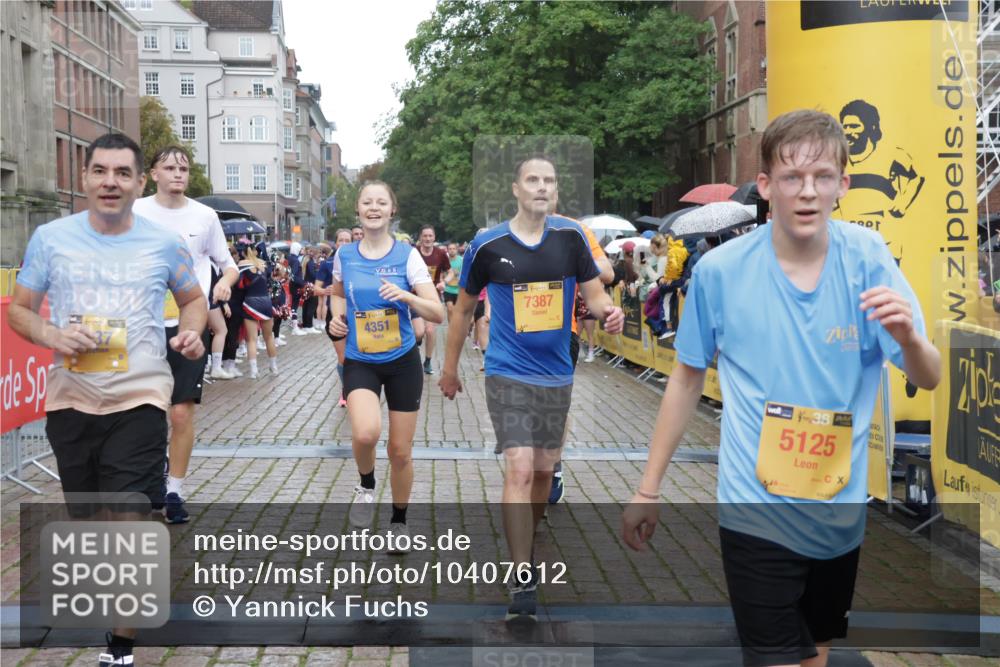 13.09.2026 - Kiel Lauf Yannick Fuchs http://msf.ph/oto/10407612 13.09.2026 10:35:06 Ziel 1640, 2268, 3400, 4022, 4028, 4449, 4951, 5247, 5386, 6578, 6603, 7960, 8164, 8266, 9220, 9541, 9853, 9988, 10065, 10361, 10676, 11368, 12095, 1307, 1667, 2044, 2432, 2449, 3180, 3470, 3547, 3603, 3864, 4351, 4608, 4735, 5218, 5576, 6225, 6260, 6941, 7006, 7273, 7672, 7928, 8195, 8480, 8746, 9276, 9389, 10549, 10904, 10905, 11163, 11374, 400, 1784, 2390, 2687, 5293, 6381, 7710, 7971, 8750, 9143, 9261, 9264, 10475, 11568, 11758, 93, 3180, 4351, 4608, 4735 meine-sportfotos.de