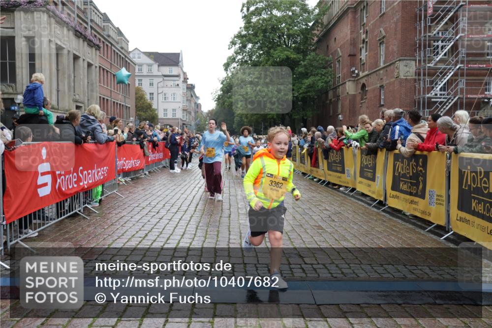 13.09.2026 - Kiel Lauf Yannick Fuchs http://msf.ph/oto/10407682 13.09.2026 09:01:18 Ziel 300, 1662, 1794, 2553, 7613, 7982, 8614, 8691, 11562, 11901, 12436, 3135, 3611, 6561, 7487, 7991, 9503, 10636, 11425, 12506, 3362, 3578, 4415, 4784, 6257, 7210, 11772, 12296, 12626, 282, 1446, 3268 meine-sportfotos.de