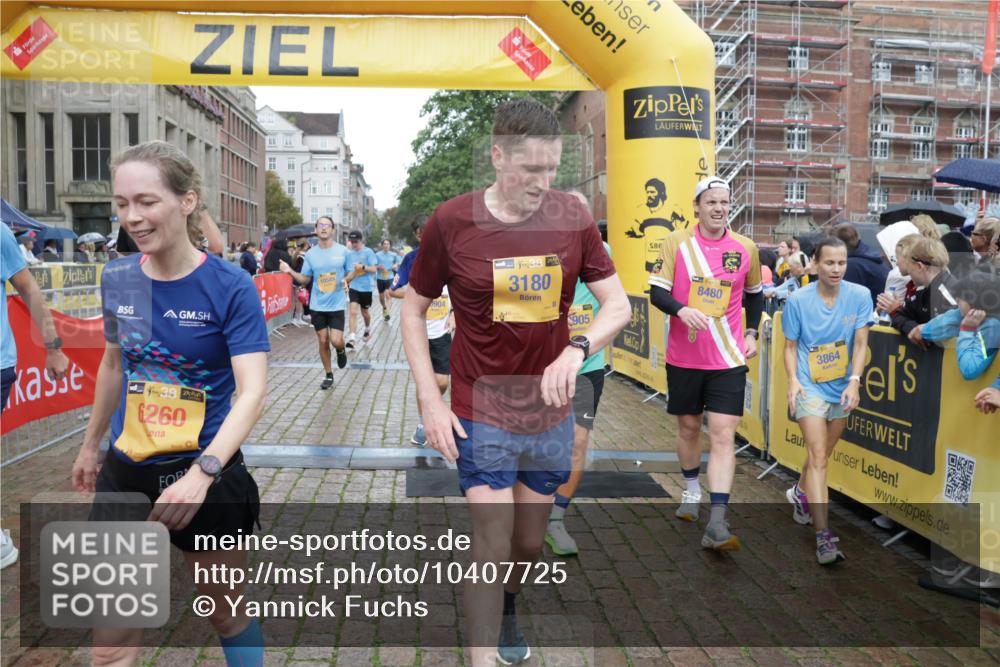 13.09.2026 - Kiel Lauf Yannick Fuchs http://msf.ph/oto/10407725 13.09.2026 10:35:12 Ziel 1640, 2390, 2687, 3400, 4022, 4028, 4449, 4951, 5247, 5386, 6578, 6603, 8164, 8266, 8750, 9220, 9261, 9264, 9541, 9853, 10065, 10475, 10676, 11368, 11758, 12095, 1307, 1667, 2268, 2432, 2449, 3470, 3547, 3603, 4028, 5218, 5576, 6225, 6941, 7006, 7273, 7672, 7960, 8195, 8746, 9276, 9389, 9853, 9988, 10361, 11163, 11374, 400, 1784, 5293, 5817, 6381, 6849, 7710, 7971, 8436, 8973, 9143, 10017, 11568, 12774, 2044, 3180, 3864, 4351, 4608, 4735, 6225, 6941 meine-sportfotos.de