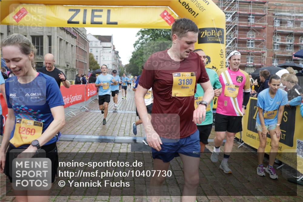 13.09.2026 - Kiel Lauf Yannick Fuchs http://msf.ph/oto/10407730 13.09.2026 10:35:12 Ziel 1640, 2390, 2687, 3400, 4022, 4028, 4449, 4951, 5247, 5386, 6578, 6603, 8164, 8266, 8750, 9220, 9261, 9264, 9541, 9853, 10065, 10475, 10676, 11368, 11758, 12095, 1307, 1667, 2268, 2432, 2449, 3470, 3547, 3603, 4028, 5218, 5576, 6225, 6941, 7006, 7273, 7672, 7960, 8195, 8746, 9276, 9389, 9853, 9988, 10361, 11163, 11374, 400, 1784, 5293, 5817, 6381, 6849, 7710, 7971, 8436, 8973, 9143, 10017, 11568, 12774, 2044, 3180, 3864, 4351, 4608, 4735, 6225, 6941 meine-sportfotos.de