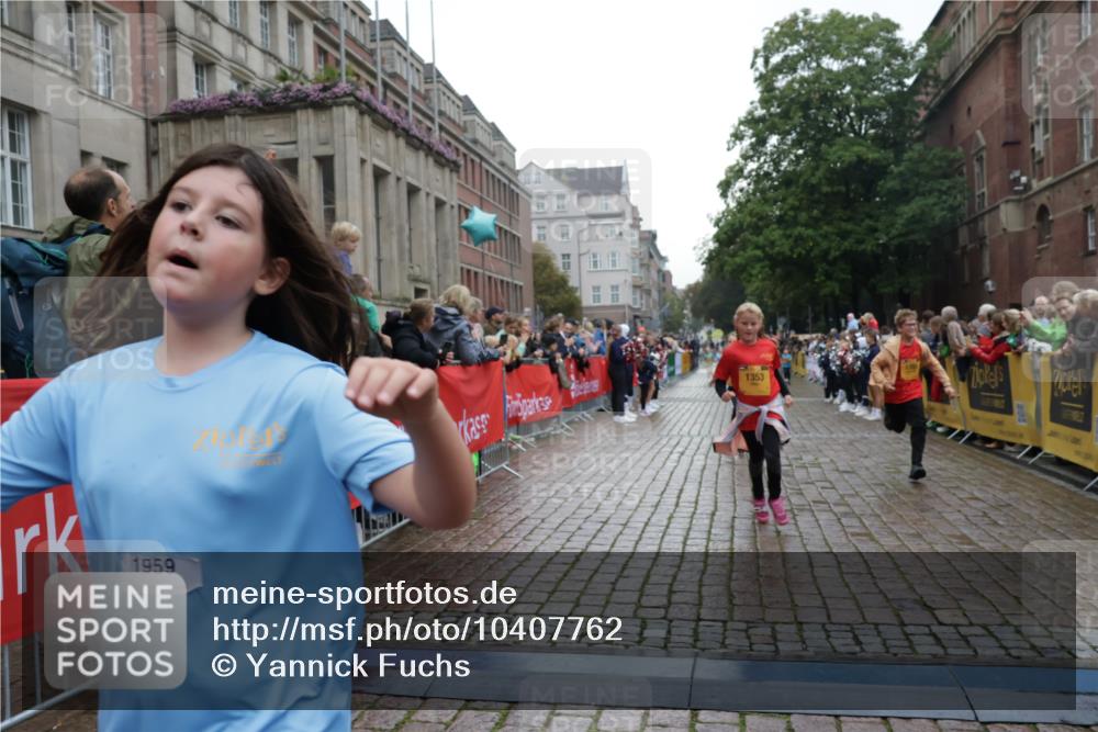 13.09.2026 - Kiel Lauf Yannick Fuchs http://msf.ph/oto/10407762 13.09.2026 09:01:28 Ziel 300, 1794, 2553, 3578, 4784, 6257, 7613, 8614, 8691, 11562, 11901, 12296, 12436, 1662, 2553, 6561, 7982, 7991, 9503, 11425, 12506, 1353, 1355, 1959, 2321, 2568, 3362, 4415, 6315, 7210, 9285, 9287, 9615, 11772, 12626, 3135, 3611, 6561, 7487, 7991, 10636, 11425 meine-sportfotos.de
