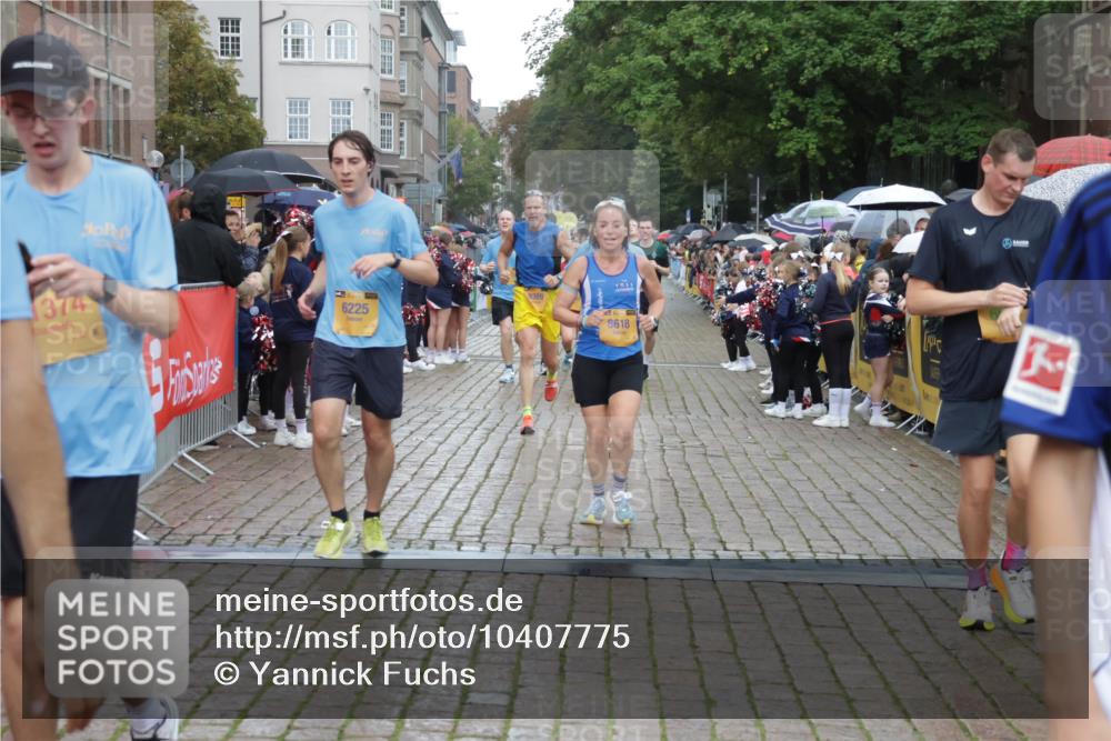 13.09.2026 - Kiel Lauf Yannick Fuchs http://msf.ph/oto/10407775 13.09.2026 10:35:14 Ziel 400, 1640, 1784, 2390, 2687, 3400, 4022, 4449, 4951, 5386, 6578, 6603, 7971, 8164, 8266, 8750, 9220, 9261, 9264, 9541, 10065, 10475, 10676, 11368, 11568, 11758, 12095, 1307, 1667, 2268, 2432, 2449, 3470, 3547, 3603, 4028, 5218, 5247, 5576, 6225, 6941, 7006, 7273, 7672, 7960, 8195, 8746, 9276, 9389, 9541, 9853, 9988, 10361, 11163, 5293, 5817, 6381, 6849, 7280, 7710, 8436, 8973, 9143, 10017, 10483, 11181, 11363, 12774, 1667, 2044, 3180, 3864, 4608, 6225, 6941 meine-sportfotos.de