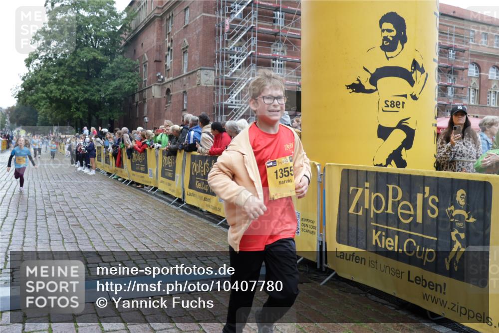 13.09.2026 - Kiel Lauf Yannick Fuchs http://msf.ph/oto/10407780 13.09.2026 09:01:29 Ziel 300, 1794, 3578, 4784, 6257, 7613, 8614, 8691, 11562, 11901, 12296, 12436, 1662, 2553, 6561, 7982, 9503, 12506, 1353, 1355, 1959, 2321, 2568, 3362, 4415, 6315, 7210, 9285, 9287, 9615, 11772, 12626, 3135, 3611, 6561, 7487, 7991, 10636, 11425 meine-sportfotos.de