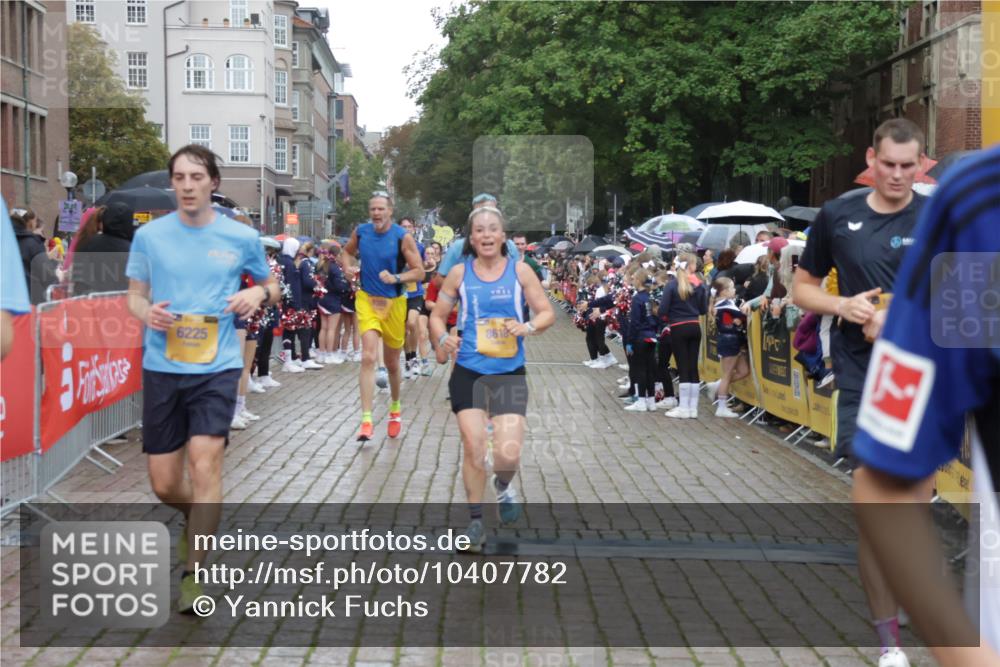 13.09.2026 - Kiel Lauf Yannick Fuchs http://msf.ph/oto/10407782 13.09.2026 10:35:15 Ziel 400, 1640, 1784, 2390, 2687, 3400, 4022, 4449, 4951, 5386, 6578, 6603, 7971, 8164, 8266, 8750, 9220, 9261, 9264, 10065, 10475, 10676, 11368, 11568, 11758, 12095, 1307, 1667, 2268, 2432, 2449, 3400, 3470, 3547, 3603, 4028, 4449, 5218, 5247, 5576, 6225, 7006, 7273, 7672, 7960, 8195, 8746, 9276, 9389, 9541, 9853, 9988, 10361, 11163, 1993, 5151, 5293, 5817, 6381, 6849, 7280, 7710, 8436, 8973, 9143, 10017, 10483, 11181, 11363, 12774, 1667, 2044, 3180, 3864, 4608, 6225, 6941 meine-sportfotos.de