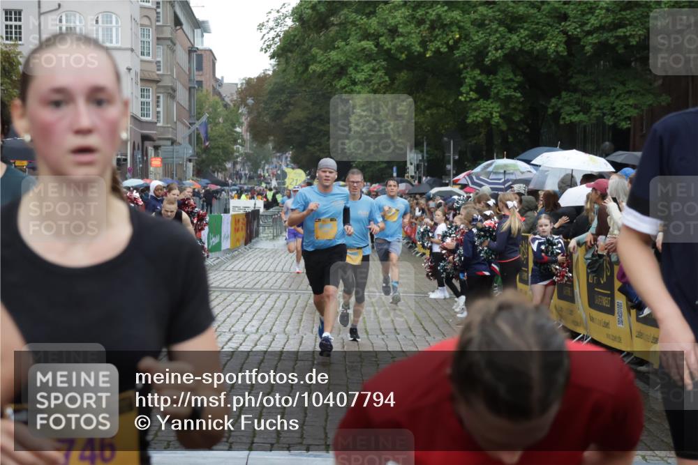 13.09.2026 - Kiel Lauf Yannick Fuchs http://msf.ph/oto/10407794 13.09.2026 10:35:22 Ziel 400, 1784, 2390, 2687, 5293, 6381, 6849, 7710, 7971, 8436, 8750, 9143, 9261, 9264, 10475, 11568, 11758, 1640, 2268, 3400, 3470, 3547, 3603, 4022, 4028, 4449, 4951, 5218, 5247, 5386, 6578, 6603, 7006, 7273, 7960, 8164, 8195, 8266, 8750, 9220, 9541, 9853, 9988, 10065, 10361, 10676, 11163, 11368, 12095, 100, 215, 1376, 1993, 2248, 3124, 3790, 4538, 5151, 5698, 5817, 7215, 7280, 8002, 8079, 8415, 8432, 8660, 8973, 10017, 10483, 11181, 11363, 12774, 1667, 6225 meine-sportfotos.de