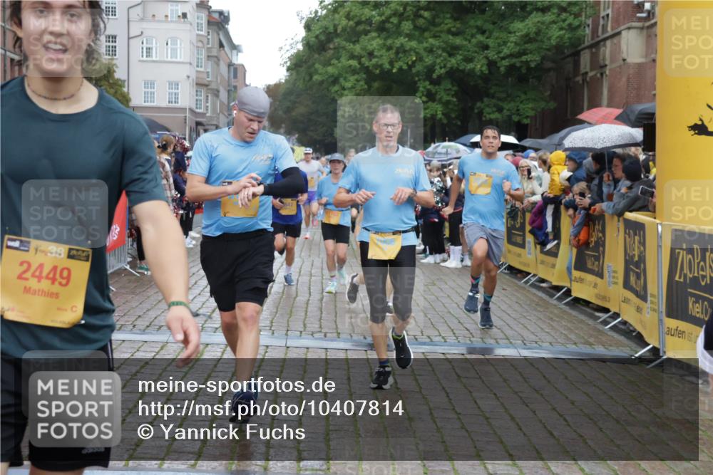 13.09.2026 - Kiel Lauf Yannick Fuchs http://msf.ph/oto/10407814 13.09.2026 10:35:25 Ziel 400, 1784, 2390, 2687, 5293, 5817, 6381, 6849, 7710, 7971, 8436, 9143, 10017, 11568, 11758, 12774, 1640, 2268, 2390, 2687, 3400, 3470, 3547, 3603, 4022, 4028, 4449, 4951, 5218, 5247, 5386, 6578, 6603, 7006, 7273, 7960, 8164, 8266, 8750, 9220, 9261, 9264, 9541, 9853, 9988, 10065, 10361, 10475, 10676, 11163, 11368, 12095, 100, 215, 1376, 1993, 2116, 2248, 3124, 3790, 4538, 5151, 5698, 6085, 6645, 7215, 7280, 8002, 8079, 8415, 8432, 8660, 8973, 10483, 10701, 11181, 11363 meine-sportfotos.de