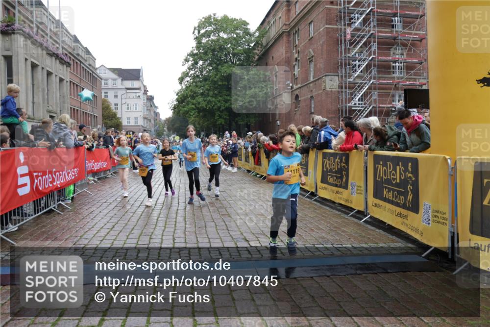 13.09.2026 - Kiel Lauf Yannick Fuchs http://msf.ph/oto/10407845 13.09.2026 09:01:38 Ziel 1959, 2321, 2568, 3362, 4415, 6315, 7210, 9287, 11772, 12296, 12626, 300, 1662, 1794, 2553, 3578, 4784, 6257, 7613, 7982, 8614, 8691, 11562, 11901, 12436, 1353, 1355, 2916, 3592, 7062, 9285, 9501, 9615, 11119, 12539, 9503, 12506 meine-sportfotos.de