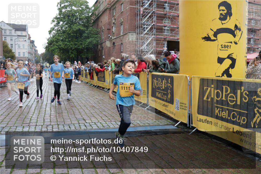 13.09.2026 - Kiel Lauf Yannick Fuchs http://msf.ph/oto/10407849 13.09.2026 09:01:38 Ziel 1959, 2321, 2568, 3362, 4415, 6315, 7210, 9287, 11772, 12296, 12626, 300, 1662, 1794, 2553, 3578, 4784, 6257, 7613, 7982, 8614, 8691, 11562, 11901, 12436, 1353, 1355, 2916, 3592, 7062, 9285, 9501, 9615, 11119, 12539, 9503, 12506 meine-sportfotos.de