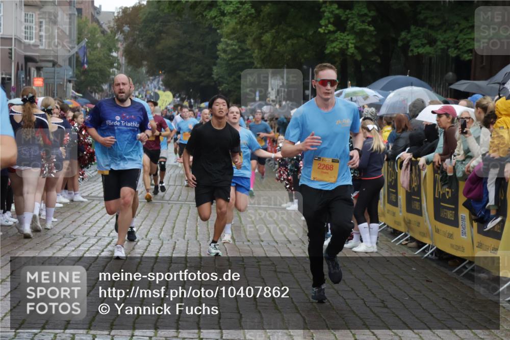 13.09.2026 - Kiel Lauf Yannick Fuchs http://msf.ph/oto/10407862 13.09.2026 10:35:34 Ziel 100, 1993, 3124, 3790, 5151, 5698, 5817, 6381, 6849, 7280, 7710, 8436, 8660, 8973, 9143, 10017, 10483, 11181, 11363, 12766, 12774, 400, 1640, 1784, 2268, 2390, 2687, 3400, 4022, 4028, 4449, 4951, 5247, 5293, 5386, 6578, 6603, 7960, 7971, 8164, 8266, 8750, 9220, 9261, 9264, 9541, 9853, 9988, 10065, 10475, 10676, 11368, 11568, 11758, 12095, 215, 343, 1376, 2116, 2248, 2494, 4538, 6085, 6645, 7215, 7721, 8002, 8079, 8393, 8415, 8432, 8747, 10701, 10835 meine-sportfotos.de