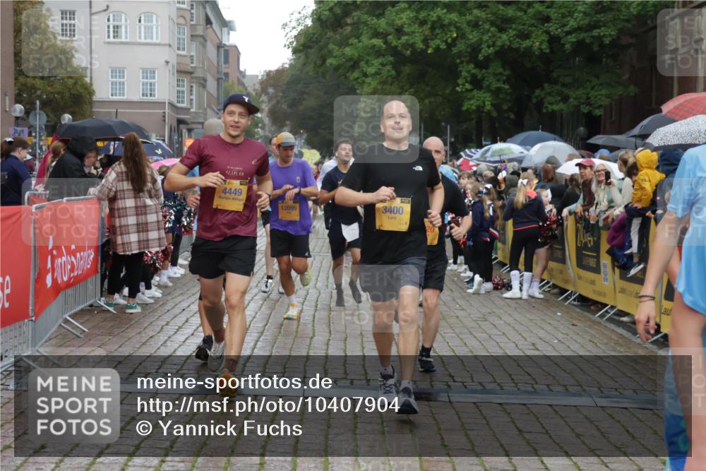 13.09.2026 - Kiel Lauf Yannick Fuchs http://msf.ph/oto/10407904 13.09.2026 10:35:40 Ziel 100, 215, 1376, 1993, 2116, 2248, 3124, 3790, 4538, 5151, 5698, 6085, 6645, 7215, 7280, 8002, 8079, 8415, 8432, 8660, 8973, 10017, 10483, 10701, 11181, 11363, 12766, 400, 1640, 1784, 2390, 2687, 3400, 4022, 4449, 4951, 5293, 5386, 5817, 6381, 6578, 6603, 6849, 7710, 7971, 8164, 8266, 8436, 8750, 9143, 9220, 9261, 9264, 10017, 10065, 10475, 10676, 11368, 11568, 11758, 12095, 12774, 343, 2494, 3811, 6634, 6957, 7619, 7721, 8393, 8557, 8747, 10835, 10998, 1640 meine-sportfotos.de