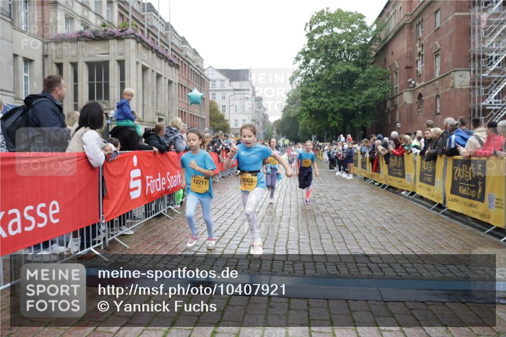 13.09.2026 - Kiel Lauf Yannick Fuchs http://msf.ph/oto/10407921 13.09.2026 09:01:46 Ziel 1353, 1355, 1959, 2321, 2568, 4415, 6315, 7210, 9285, 9287, 9615, 11772, 12626, 300, 1662, 1794, 2553, 3362, 3578, 4784, 6257, 7613, 8614, 8691, 11562, 11901, 12296, 12436, 911, 2916, 3592, 5577, 6062, 6562, 7062, 9501, 11119, 11578, 12211, 12321, 12539, 1662, 7982 meine-sportfotos.de