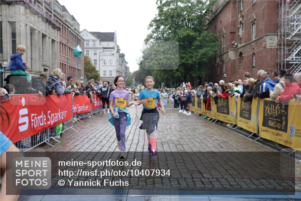 13.09.2026 - Kiel Lauf Yannick Fuchs http://msf.ph/oto/10407934 13.09.2026 09:01:48 Ziel 1353, 1355, 1959, 2321, 2568, 6315, 9285, 9287, 9615, 11772, 300, 1794, 2553, 3362, 3578, 4415, 4784, 6257, 7210, 7613, 8614, 8691, 11562, 11772, 11901, 12296, 12436, 12626, 911, 2916, 3592, 5577, 6062, 6562, 7062, 9501, 10336, 11119, 11578, 12211, 12321, 12539, 1662, 7982 meine-sportfotos.de