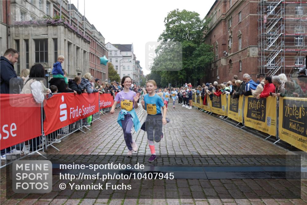 13.09.2026 - Kiel Lauf Yannick Fuchs http://msf.ph/oto/10407945 13.09.2026 09:01:48 Ziel 1353, 1355, 1959, 2321, 2568, 6315, 9285, 9287, 9615, 11772, 300, 1794, 2553, 3362, 3578, 4415, 4784, 6257, 7210, 7613, 8614, 8691, 11562, 11772, 11901, 12296, 12436, 12626, 911, 2916, 3592, 5577, 6062, 6562, 7062, 9501, 10336, 11119, 11578, 12211, 12321, 12539, 1662, 7982 meine-sportfotos.de