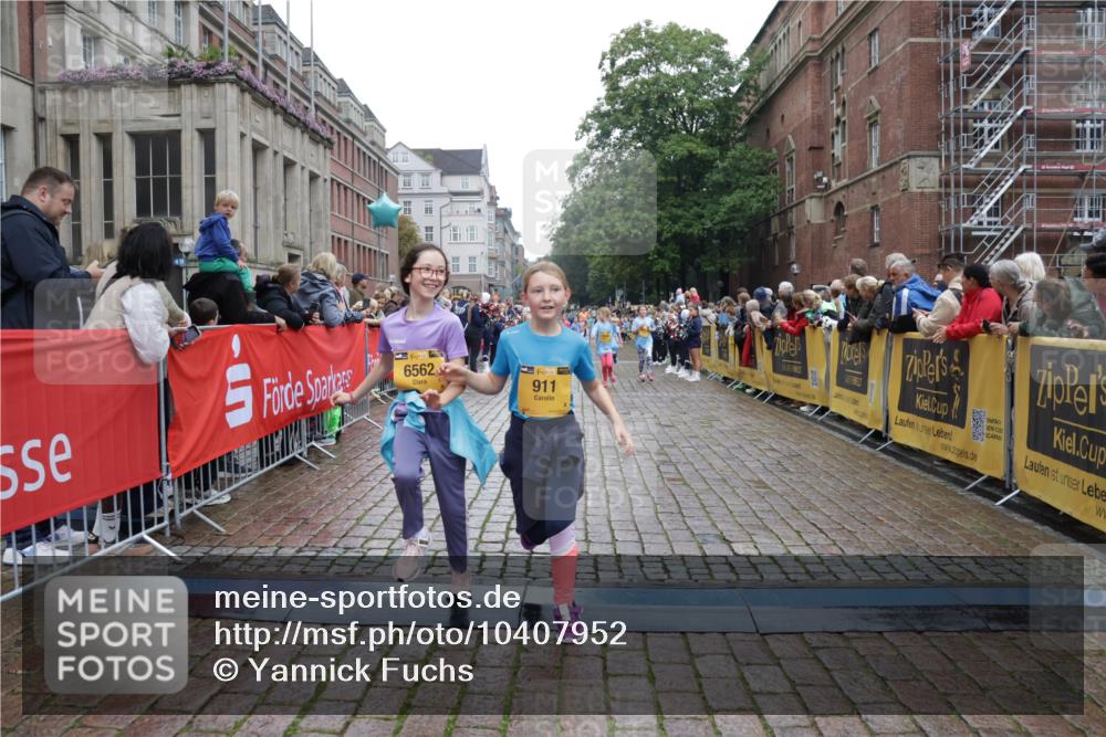 13.09.2026 - Kiel Lauf Yannick Fuchs http://msf.ph/oto/10407952 13.09.2026 09:01:48 Ziel 1353, 1355, 1959, 2321, 2568, 6315, 9285, 9287, 9615, 11772, 300, 1794, 2553, 3362, 3578, 4415, 4784, 6257, 7210, 7613, 8614, 8691, 11562, 11772, 11901, 12296, 12436, 12626, 911, 2916, 3592, 5577, 6062, 6562, 7062, 9501, 10336, 11119, 11578, 12211, 12321, 12539, 1662, 7982 meine-sportfotos.de