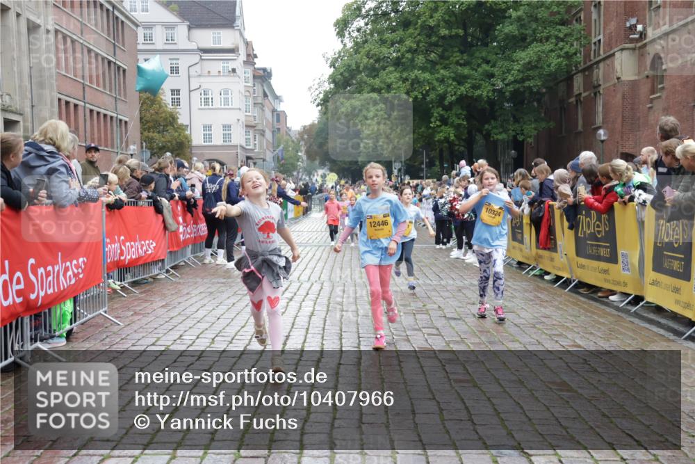 13.09.2026 - Kiel Lauf Yannick Fuchs http://msf.ph/oto/10407966 13.09.2026 09:01:51 Ziel 1353, 1355, 1959, 2321, 2568, 3592, 7062, 9285, 9615, 11119, 12539, 300, 1794, 2321, 2553, 3362, 3578, 4415, 4784, 6257, 6315, 7210, 7613, 8614, 8691, 9287, 11562, 11772, 11901, 12296, 12436, 12626, 911, 2916, 5271, 5577, 6062, 6562, 9501, 10324, 10336, 11578, 12211, 12321, 12446, 1662, 2553, 7982 meine-sportfotos.de