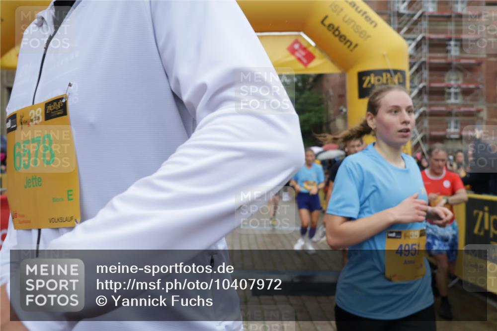 13.09.2026 - Kiel Lauf Yannick Fuchs http://msf.ph/oto/10407972 13.09.2026 10:35:46 Ziel 100, 215, 1376, 2116, 2248, 3124, 3790, 4538, 5698, 6085, 6645, 7215, 7721, 8002, 8079, 8415, 8432, 8660, 8747, 10701, 10835, 11567, 11903, 400, 1784, 1993, 2390, 2687, 5151, 5293, 5698, 5817, 6381, 6849, 7280, 7710, 7971, 8164, 8436, 8750, 8973, 9143, 9261, 9264, 10017, 10475, 10483, 11181, 11363, 11568, 11758, 12766, 12774, 343, 867, 1321, 2494, 2541, 3634, 3811, 4889, 5947, 6634, 6957, 7619, 8393, 8557, 10998, 11662, 12286, 1640, 4022, 9261 meine-sportfotos.de