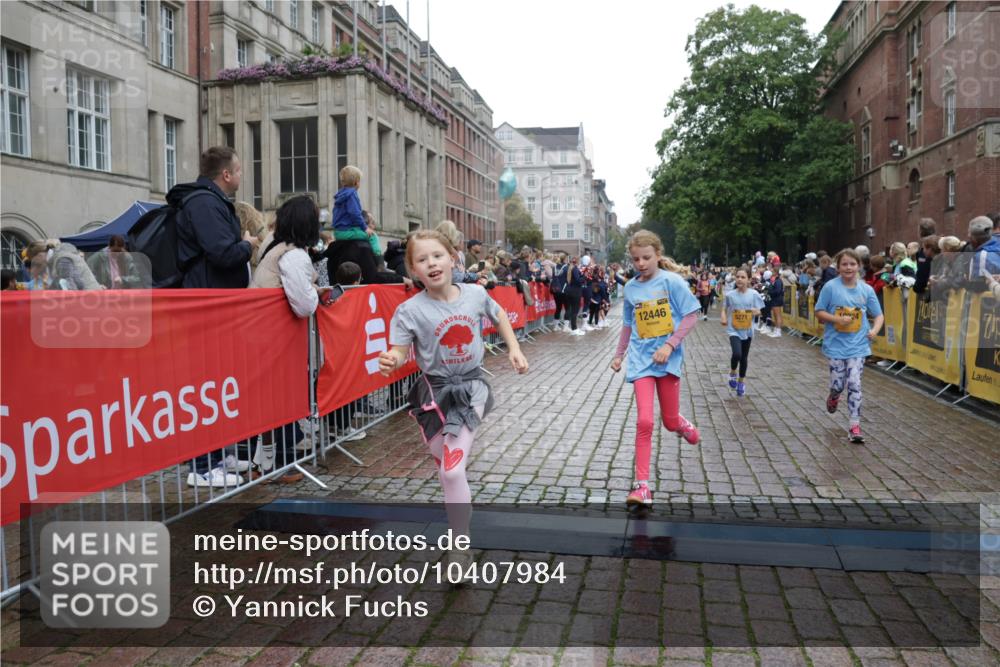 13.09.2026 - Kiel Lauf Yannick Fuchs http://msf.ph/oto/10407984 13.09.2026 09:01:52 Ziel 1353, 1355, 1959, 2568, 3592, 7062, 9285, 9501, 9615, 11119, 12539, 300, 1794, 2321, 2553, 2568, 3362, 3578, 4415, 4784, 6257, 6315, 7210, 7613, 8614, 8691, 9287, 11562, 11772, 11901, 12296, 12436, 12626, 911, 2916, 5271, 5577, 6062, 6562, 10324, 10336, 11578, 12211, 12321, 12446, 300, 1662, 2553, 7982, 8691 meine-sportfotos.de