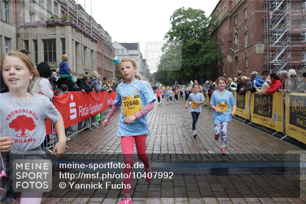 13.09.2026 - Kiel Lauf Yannick Fuchs http://msf.ph/oto/10407992 13.09.2026 09:01:53 Ziel 1353, 1355, 1959, 2916, 3592, 7062, 9285, 9501, 9615, 11119, 12539, 300, 1794, 1959, 2321, 2553, 2568, 3362, 3578, 4415, 4784, 6257, 6315, 7210, 7613, 8614, 8691, 9287, 11562, 11772, 11901, 12296, 12436, 12626, 911, 5271, 5577, 6062, 6562, 10324, 10336, 11578, 12211, 12321, 12446, 300, 1662, 1794, 2553, 7613, 8614, 8691 meine-sportfotos.de