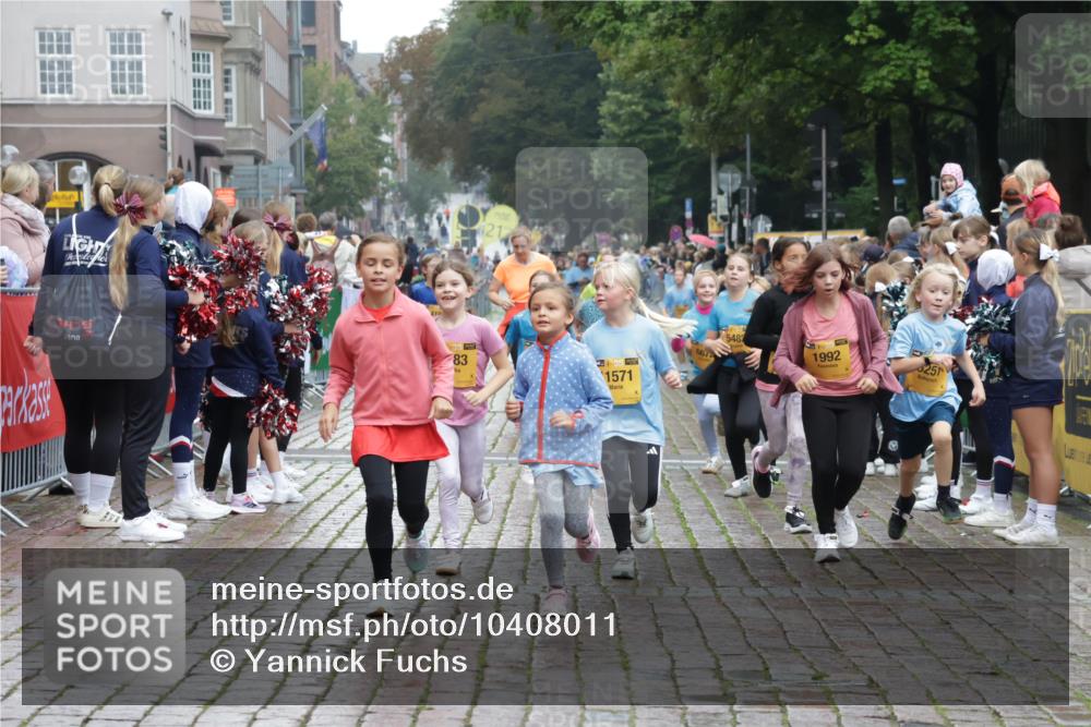13.09.2026 - Kiel Lauf Yannick Fuchs http://msf.ph/oto/10408011 13.09.2026 09:01:55 Ziel 1353, 1355, 2916, 3592, 7062, 9285, 9501, 9615, 11119, 12321, 12539, 300, 1353, 1355, 1794, 1959, 2321, 2568, 3362, 3578, 4415, 4784, 6257, 6315, 7210, 7613, 8614, 8691, 9287, 11562, 11772, 11901, 12296, 12436, 12626, 911, 3405, 5271, 5577, 6062, 6251, 6562, 10324, 10336, 11578, 12211, 12446, 300, 1794, 2553, 7613, 8614, 8691, 11562, 11901, 12436 meine-sportfotos.de
