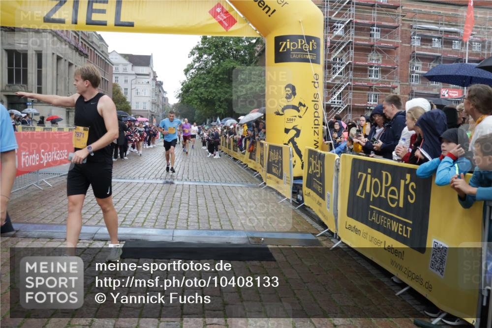 13.09.2026 - Kiel Lauf Yannick Fuchs http://msf.ph/oto/10408133 13.09.2026 10:35:57 Ziel 343, 1321, 2494, 3634, 3811, 4889, 6634, 6957, 7619, 7721, 8393, 8557, 8747, 10835, 10998, 11567, 11903, 12286, 100, 215, 1376, 1993, 2116, 2248, 3124, 3790, 4538, 5151, 5293, 5698, 5817, 6085, 6381, 6645, 6849, 7215, 7280, 7710, 8002, 8079, 8415, 8432, 8436, 8660, 8973, 9143, 10017, 10483, 10701, 11181, 11363, 11567, 12766, 12774, 867, 1003, 2541, 4971, 5947, 7920, 8224, 8554, 8579, 8743, 10045, 10075, 10860, 11662, 12022, 400, 1784, 2390, 2687, 5293, 7971 meine-sportfotos.de