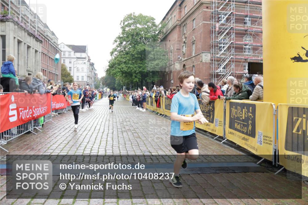 13.09.2026 - Kiel Lauf Yannick Fuchs http://msf.ph/oto/10408237 13.09.2026 09:02:20 Ziel 1992, 2635, 3250, 3405, 3406, 4337, 5271, 5482, 6251, 6485, 6672, 6749, 8183, 8419, 10288, 11571, 911, 1353, 1355, 2916, 3592, 5271, 5577, 6062, 6562, 7062, 9285, 9501, 9615, 10324, 10336, 11119, 11578, 12211, 12321, 12446, 12539, 963, 5618, 6853, 7853, 9119, 9212, 12270, 1353, 1355, 1959, 2321, 2568, 6315, 9285, 9287, 9615, 11772 meine-sportfotos.de