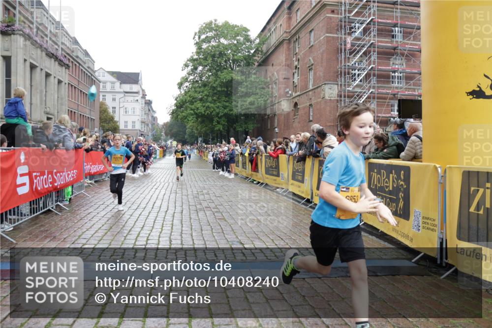 13.09.2026 - Kiel Lauf Yannick Fuchs http://msf.ph/oto/10408240 13.09.2026 09:02:20 Ziel 1992, 2635, 3250, 3405, 3406, 4337, 5271, 5482, 6251, 6485, 6672, 6749, 8183, 8419, 10288, 11571, 911, 1353, 1355, 2916, 3592, 5271, 5577, 6062, 6562, 7062, 9285, 9501, 9615, 10324, 10336, 11119, 11578, 12211, 12321, 12446, 12539, 963, 5618, 6853, 7853, 9119, 9212, 12270, 1353, 1355, 1959, 2321, 2568, 6315, 9285, 9287, 9615, 11772 meine-sportfotos.de