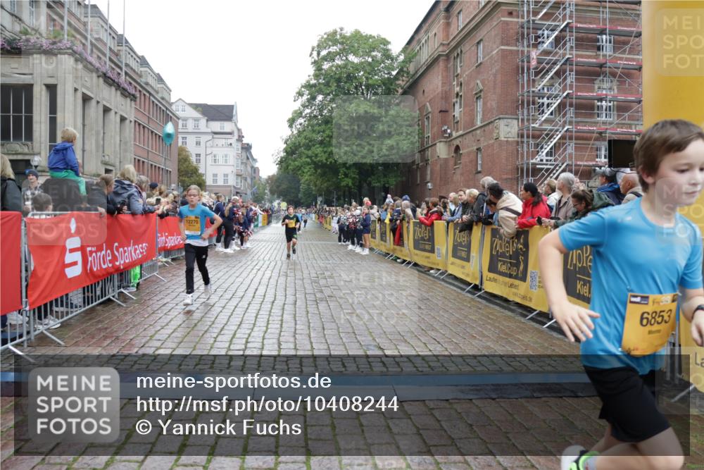 13.09.2026 - Kiel Lauf Yannick Fuchs http://msf.ph/oto/10408244 13.09.2026 09:02:21 Ziel 1992, 2635, 3250, 3405, 3406, 4337, 5482, 6251, 6485, 6672, 6749, 8183, 8419, 10288, 11571, 911, 2916, 3592, 5271, 5577, 6062, 6562, 7062, 9285, 9501, 9615, 10324, 10336, 11119, 11578, 12211, 12321, 12446, 12539, 963, 5618, 5983, 6853, 7853, 9119, 9212, 12270, 1353, 1355, 1959, 2321, 2568, 6315, 9285, 9287, 9615 meine-sportfotos.de