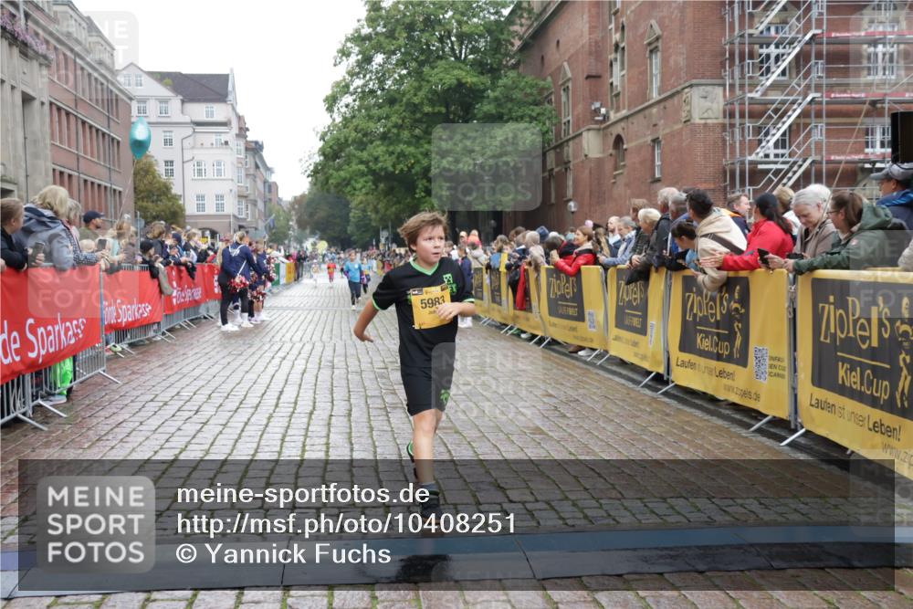 13.09.2026 - Kiel Lauf Yannick Fuchs http://msf.ph/oto/10408251 13.09.2026 09:02:24 Ziel 1992, 2635, 3250, 3405, 3406, 4337, 5482, 6251, 6485, 6672, 6749, 7853, 8183, 8419, 10288, 11571, 911, 2916, 3592, 5271, 5577, 6062, 6562, 7062, 9501, 10324, 10336, 11119, 11578, 12211, 12321, 12446, 12539, 963, 5618, 5983, 6853, 9119, 9212, 12270, 1353, 1355, 1959, 2568, 9285, 9615 meine-sportfotos.de
