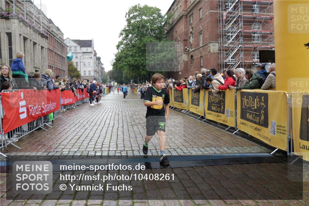 13.09.2026 - Kiel Lauf Yannick Fuchs http://msf.ph/oto/10408261 13.09.2026 09:02:25 Ziel 1992, 2635, 3250, 3405, 3406, 4337, 5482, 6251, 6485, 6672, 6749, 7853, 8183, 8419, 10288, 11571, 911, 2916, 3405, 3592, 5271, 5577, 6062, 6251, 6562, 7062, 9501, 10324, 10336, 11119, 11578, 12211, 12321, 12446, 12539, 963, 5618, 5983, 6853, 9119, 9212, 12270, 1353, 1355, 1959, 9285, 9615 meine-sportfotos.de
