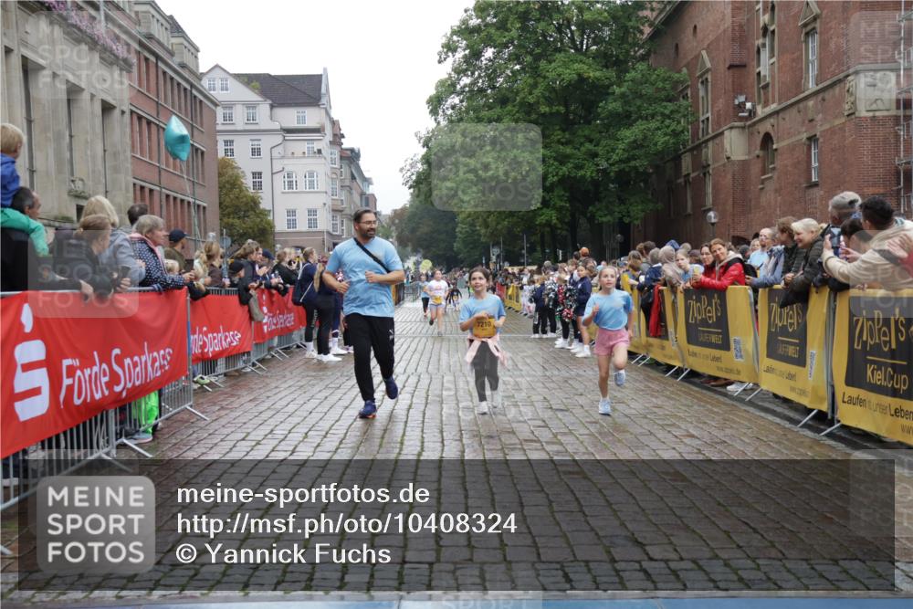 13.09.2026 - Kiel Lauf Yannick Fuchs http://msf.ph/oto/10408324 13.09.2026 09:02:46 Ziel 1830, 1870, 5983, 6853, 12052, 12270, 963, 1992, 2635, 3250, 3405, 3406, 4337, 5482, 5618, 6251, 6485, 6672, 6749, 6853, 7853, 8183, 8419, 9119, 9212, 10288, 11571, 1175, 2178, 2739, 911, 5271, 6062, 6562, 10324, 10336, 12446 meine-sportfotos.de