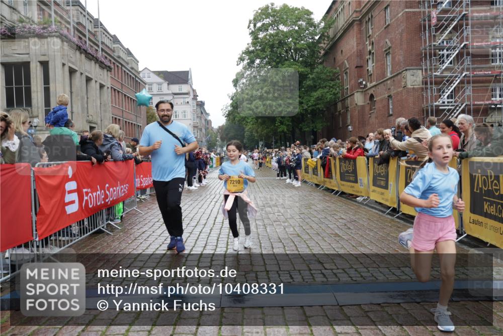 13.09.2026 - Kiel Lauf Yannick Fuchs http://msf.ph/oto/10408331 13.09.2026 09:02:48 Ziel 1830, 1870, 5983, 12052, 12270, 963, 1992, 2635, 3250, 3405, 3406, 4337, 5482, 5618, 6251, 6485, 6672, 6749, 6853, 7853, 8183, 8419, 9119, 9212, 10288, 11571, 12270, 1175, 2178, 2739, 1992, 3250, 3405, 5271, 6251, 6672, 8183, 10324, 10336, 11571, 12446 meine-sportfotos.de