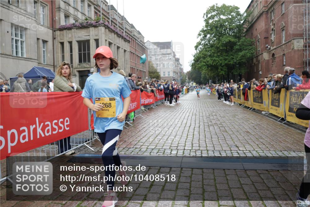 13.09.2026 - Kiel Lauf Yannick Fuchs http://msf.ph/oto/10408518 13.09.2026 09:03:17 Ziel 2372, 2528, 6644, 7020, 7564, 8013, 8616, 8789, 8924, 11932, 1175, 1830, 1870, 2178, 2739, 12052, 1268, 4445, 5854, 6191, 8613, 11931, 5983, 6853, 12270 meine-sportfotos.de