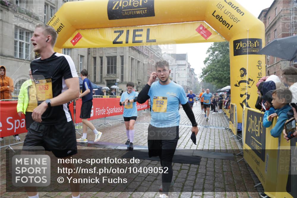 13.09.2026 - Kiel Lauf Yannick Fuchs http://msf.ph/oto/10409052 13.09.2026 10:37:06 Ziel 388, 886, 990, 1211, 4928, 5331, 5471, 6671, 8162, 8390, 8391, 8792, 9289, 9901, 10317, 11101, 11883, 11911, 12311, 12314, 12545, 229, 1534, 1584, 2095, 2571, 2966, 4464, 4692, 5045, 5541, 5574, 6309, 7177, 7312, 8055, 8099, 8494, 8760, 9352, 9554, 9657, 10317, 10608, 11113, 11619, 11867, 12104, 176, 595, 1142, 1217, 1313, 1479, 2601, 2925, 3137, 5262, 6720, 7640, 7729, 7987, 8026, 8463, 8515, 8628, 8820, 9208, 9435, 9540, 9977, 11748, 12742, 1278, 1534, 1584, 2380, 2425 meine-sportfotos.de