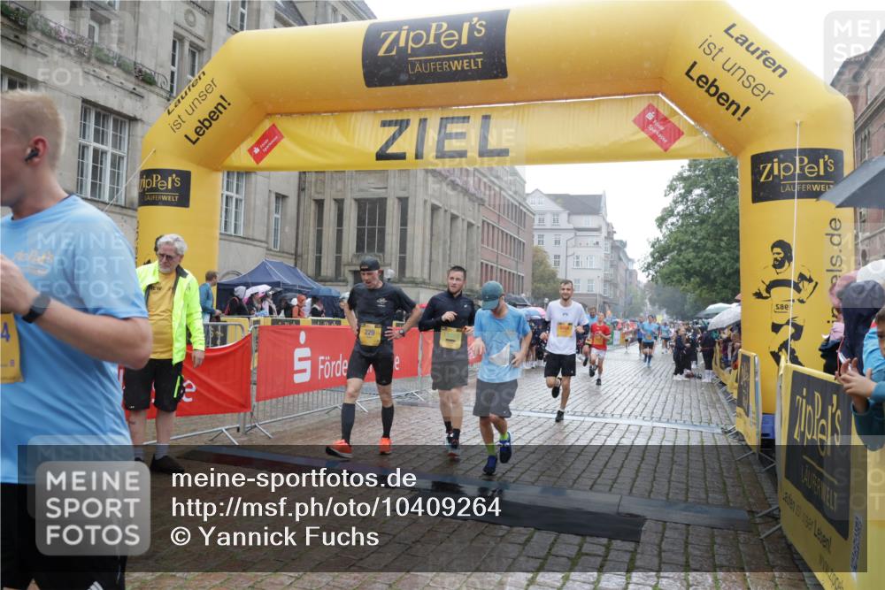 13.09.2026 - Kiel Lauf Yannick Fuchs http://msf.ph/oto/10409264 13.09.2026 10:37:23 Ziel 176, 595, 1142, 1217, 1313, 1479, 2601, 2925, 3137, 5262, 6720, 7640, 7729, 8026, 8463, 8515, 8628, 8820, 9208, 9435, 9540, 9977, 11748, 12742, 388, 886, 990, 1211, 4464, 4928, 5331, 5471, 6671, 7987, 8055, 8099, 8162, 8390, 8391, 8463, 8792, 9289, 9657, 9901, 10317, 10608, 11101, 11867, 11883, 11911, 12311, 12314, 12545, 1707, 3028, 3981, 4375, 4521, 4877, 5850, 6133, 6230, 6511, 6705, 6796, 7129, 7355, 8146, 8567, 10393, 10952, 11685, 229 meine-sportfotos.de