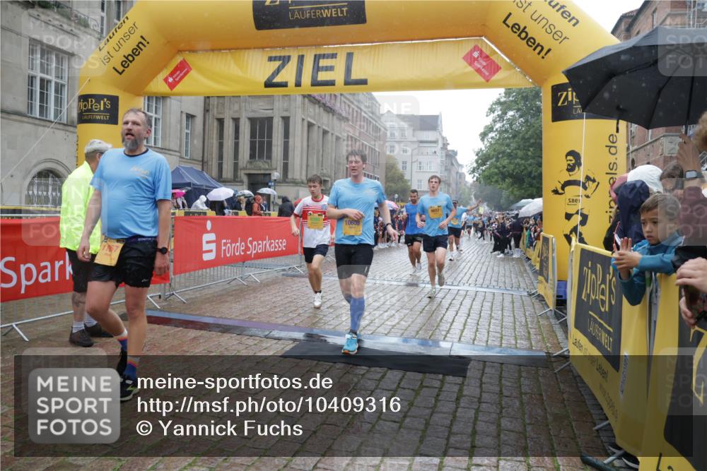 13.09.2026 - Kiel Lauf Yannick Fuchs http://msf.ph/oto/10409316 13.09.2026 10:37:30 Ziel 176, 595, 1142, 1479, 3028, 3137, 3981, 4375, 4521, 4877, 5262, 6705, 6796, 8146, 8515, 8567, 8820, 9540, 9977, 10393, 10952, 11685, 11748, 388, 886, 990, 1142, 1211, 1217, 1313, 2601, 2925, 4928, 5331, 5471, 6671, 6720, 7640, 7729, 7987, 8026, 8162, 8390, 8391, 8463, 8628, 8792, 9208, 9289, 9435, 9657, 9901, 9977, 10317, 11101, 11748, 11883, 11911, 12311, 12314, 12545, 12742, 453, 1041, 1481, 1700, 1707, 3860, 4540, 5357, 5429, 5850, 6133, 6230, 6511, 7129, 7355, 7732 meine-sportfotos.de