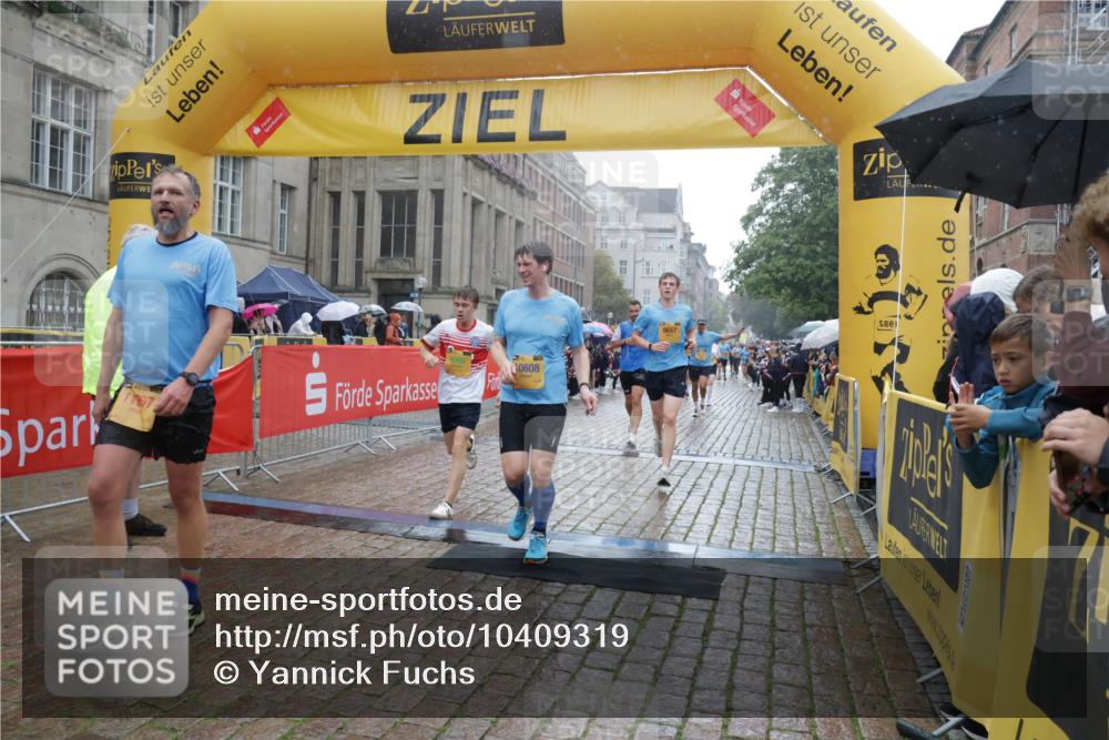 13.09.2026 - Kiel Lauf Yannick Fuchs http://msf.ph/oto/10409319 13.09.2026 10:37:30 Ziel 176, 595, 1142, 1479, 3028, 3137, 3981, 4375, 4521, 4877, 5262, 6705, 6796, 8146, 8515, 8567, 8820, 9540, 9977, 10393, 10952, 11685, 11748, 388, 886, 990, 1142, 1211, 1217, 1313, 2601, 2925, 4928, 5331, 5471, 6671, 6720, 7640, 7729, 7987, 8026, 8162, 8390, 8391, 8463, 8628, 8792, 9208, 9289, 9435, 9657, 9901, 9977, 10317, 11101, 11748, 11883, 11911, 12311, 12314, 12545, 12742, 453, 1041, 1481, 1700, 1707, 3860, 4540, 5357, 5429, 5850, 6133, 6230, 6511, 7129, 7355, 7732 meine-sportfotos.de
