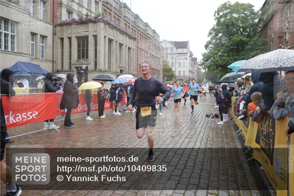 13.09.2026 - Kiel Lauf Yannick Fuchs http://msf.ph/oto/10409835 13.09.2026 10:40:34 Ziel 837, 1037, 1123, 1125, 1408, 1422, 1434, 1475, 1793, 1874, 1985, 2844, 2942, 3339, 5018, 5086, 5473, 5568, 5846, 6100, 6632, 6635, 6709, 7081, 7522, 7537, 7636, 8338, 8773, 9054, 10022, 10587, 10771, 10833, 11266, 11268, 11598, 11668, 11697, 11711, 11715, 11839, 12023, 12122, 338, 529, 1096, 1422, 1475, 1786, 1810, 2145, 2313, 4374, 4442, 4443, 4457, 4688, 4932, 5029, 5985, 7156, 7165, 7522, 7587, 7984, 8139, 8168, 8187, 9086, 10025, 10995, 11003, 3415, 3841, 246, 3322 meine-sportfotos.de