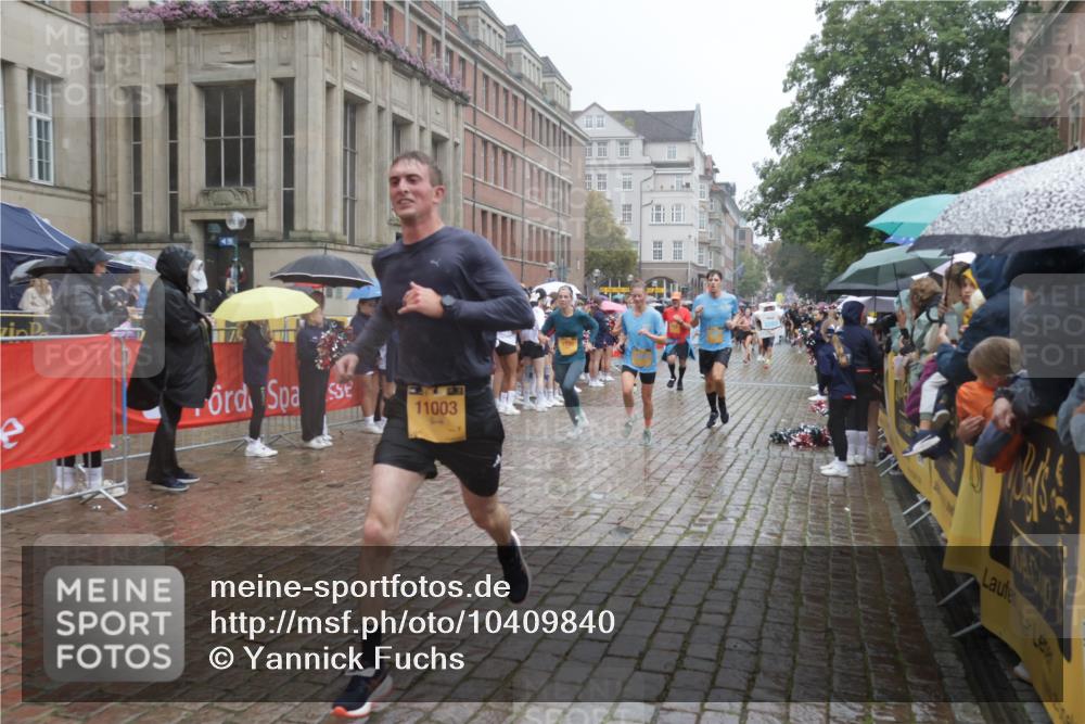 13.09.2026 - Kiel Lauf Yannick Fuchs http://msf.ph/oto/10409840 13.09.2026 10:40:34 Ziel 837, 1037, 1123, 1125, 1408, 1422, 1434, 1475, 1793, 1874, 1985, 2844, 2942, 3339, 5018, 5086, 5473, 5568, 5846, 6100, 6632, 6635, 6709, 7081, 7522, 7537, 7636, 8338, 8773, 9054, 10022, 10587, 10771, 10833, 11266, 11268, 11598, 11668, 11697, 11711, 11715, 11839, 12023, 12122, 338, 529, 1096, 1422, 1475, 1786, 1810, 2145, 2313, 4374, 4442, 4443, 4457, 4688, 4932, 5029, 5985, 7156, 7165, 7522, 7587, 7984, 8139, 8168, 8187, 9086, 10025, 10995, 11003, 3415, 3841, 246, 3322 meine-sportfotos.de